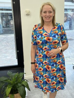 B-DESIGN BLÅ BLOMSTER Kjole