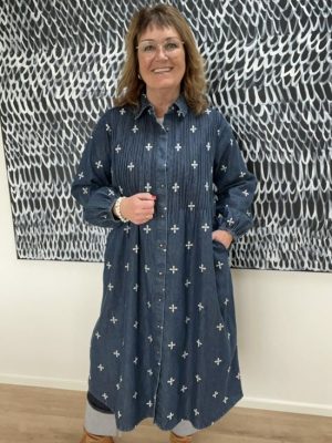 DENIM DRESS MED BLOMST Kjole