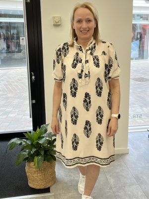 NAOMI 259077 RÅHVID/SORT Kjole