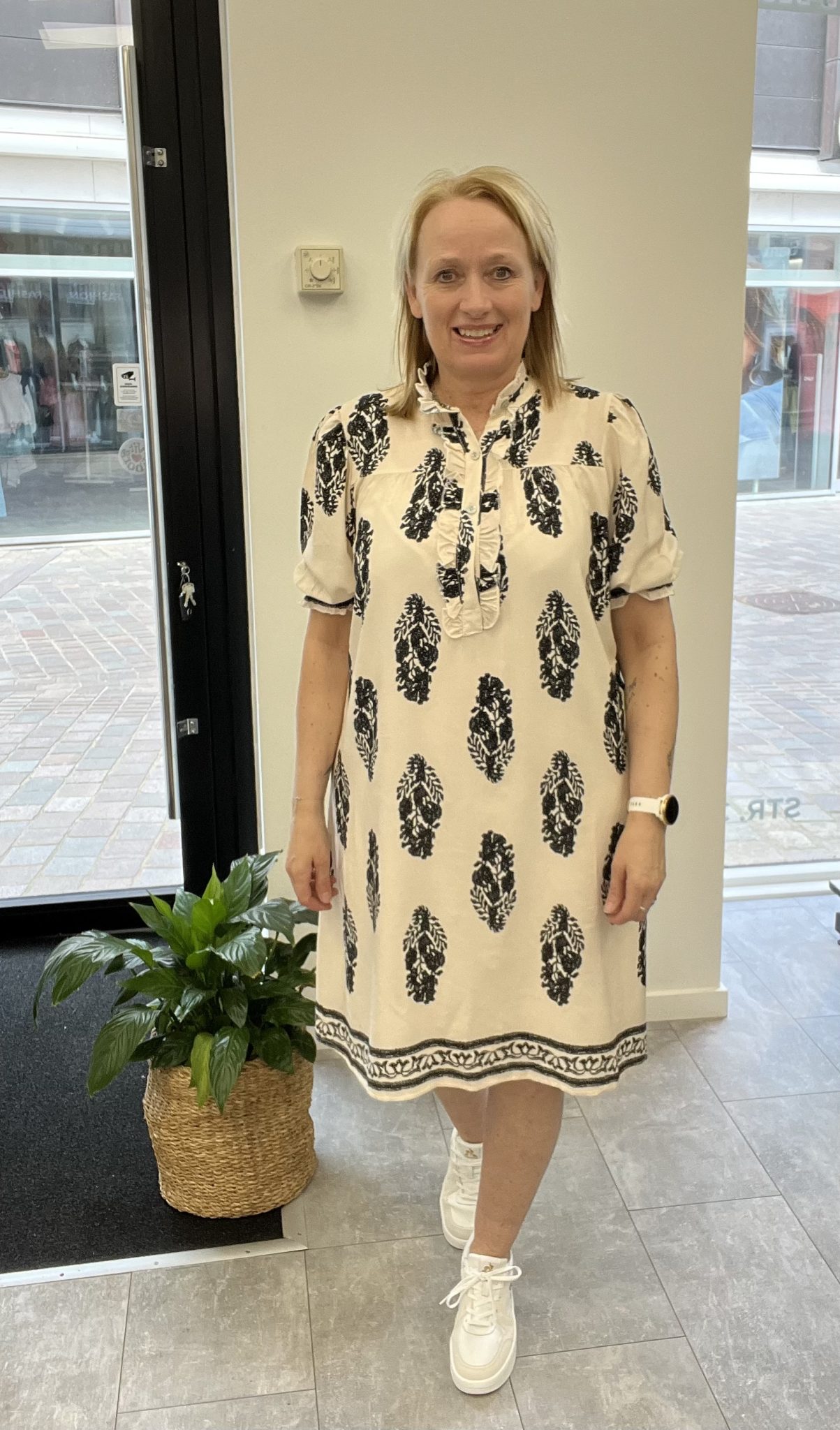 NAOMI 259077 RÅHVID/SORT Kjole