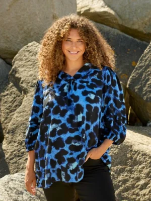 GIGI 754 DYREPRINT BLÅ Bluse