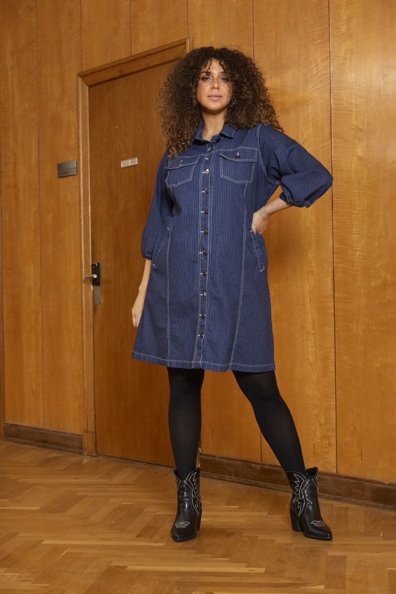 EXIE 677 DENIM MED STRIB Kjole